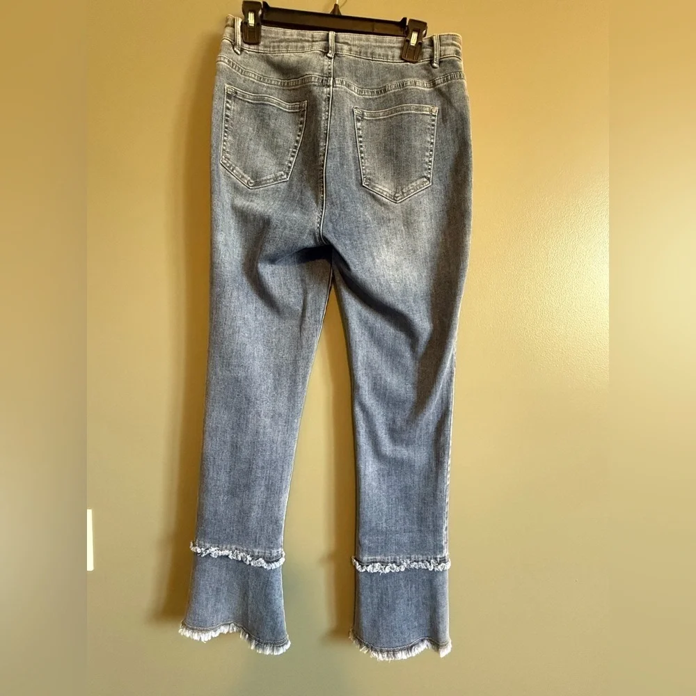 Women's Charlie B Frayed Hem Jeans - Picture 3 of 3